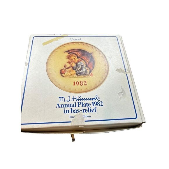 M.J. Hummel Goebel Annual Plate 1982 Bas-Relief Twelfth Edition Collectible - Picture 2 of 10